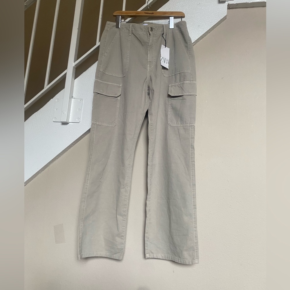 Zara Tan Cargo Pants with Relaxed Fit and Full Length
Slash Pocket
